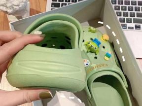 AA卡通巴斯光年厚底洞洞鞋女夏季可爱DIY包头两穿沙滩pvc踩屎感拖_靓 姿 坊_女装/女士精品
