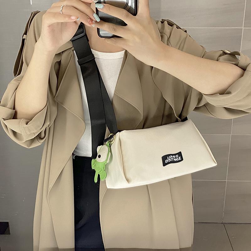 新款潮甜酷健身包轻便休闲帆布肩斜挎包 尼龙布包包女2023新款潮甜酷健身包轻便休闲帆布包宽带单肩斜挎包_SJHSJH16猫猫时尚女包_箱包皮具/热销女包/男包 箱包皮具_热销女包_男包